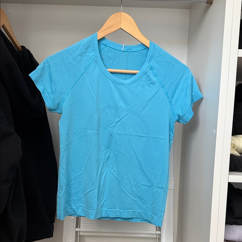 lululemon athletica swiftly Short Sleeve waist length Tee